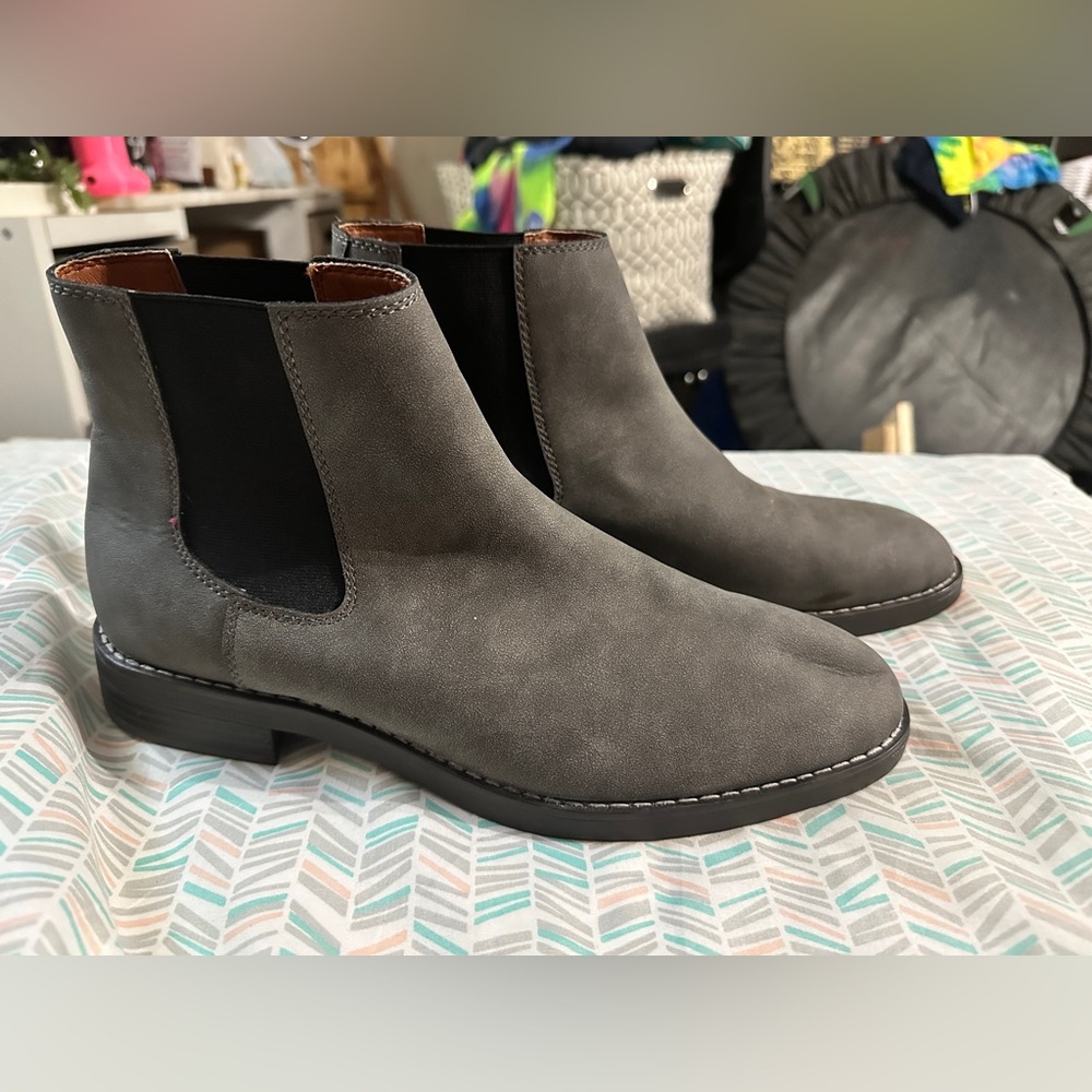 New! * Steve Madden Men’s Sz 9.5 Syre Dark Grey Suede